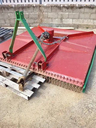 Desbrozadora de cadenas roja