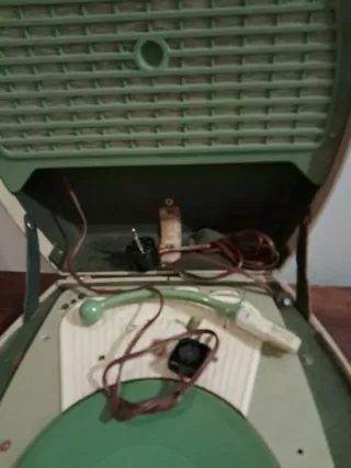 Tocadiscos Antiguo con Discos de Regalo