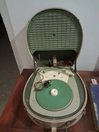 Tocadiscos Antiguo con Discos de Regalo