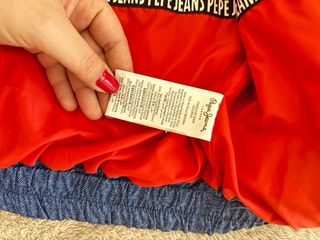 Chaqueta Pepe Jeans azul y roja