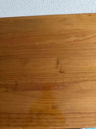 Mesa de estudio de madera con cajones