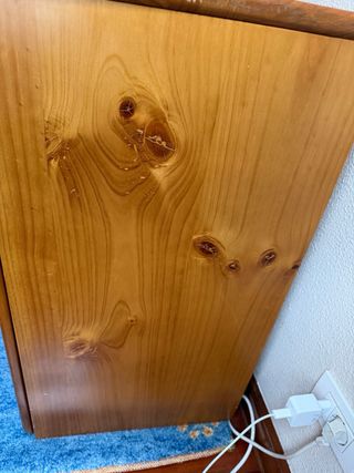 Mesa de estudio de madera con cajones