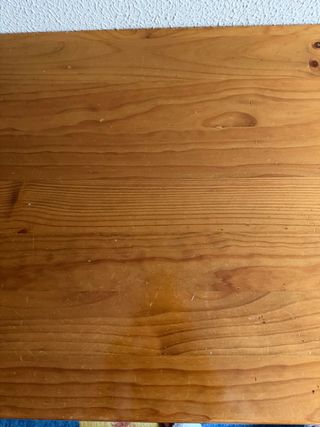 Mesa de estudio de madera con cajones