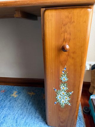 Mesa de estudio de madera con cajones