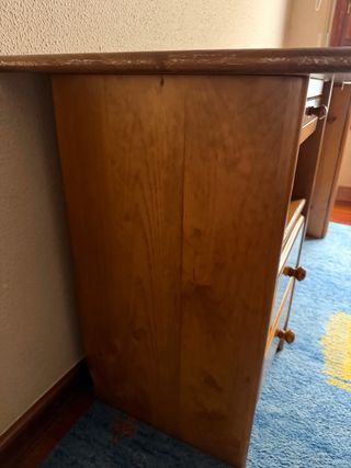 Mesa de estudio de madera con cajones