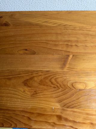 Mesa de estudio de madera con cajones