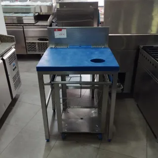 Mesa de corte industrial con ruedas