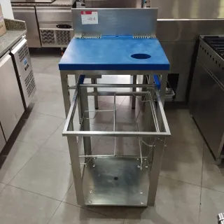 Mesa de corte industrial con ruedas