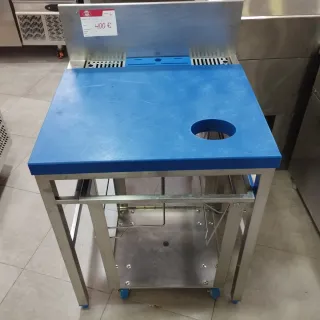 Mesa de corte industrial con ruedas