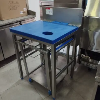 Mesa de corte industrial con ruedas