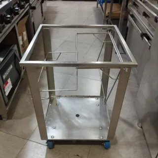 Mesa de corte industrial con ruedas