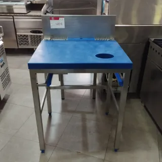 Mesa de corte industrial con ruedas