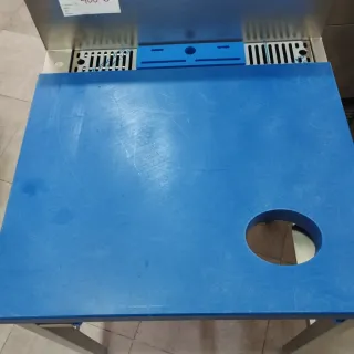 Mesa de corte industrial con ruedas