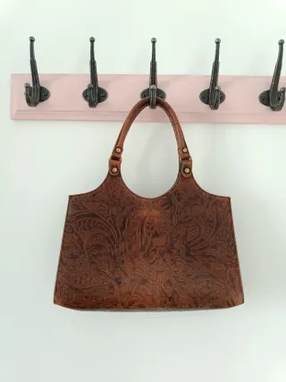 Bolso piel repujado estilo Loewe