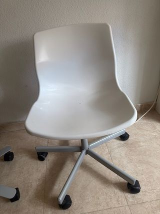 Sillas de escritorio blancas y grises