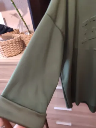 Jersey cuello alto gris y turquesa talla L y sudad