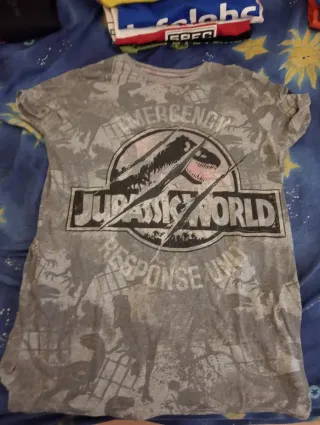 Camiseta Jurassic World Gris