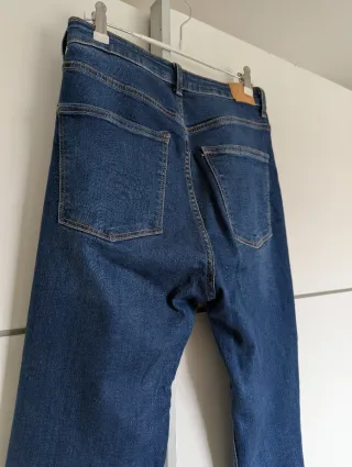 Pantalón vaquero flare Bershka azul