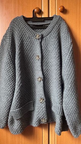 Chaqueta Zara gris con botones flor