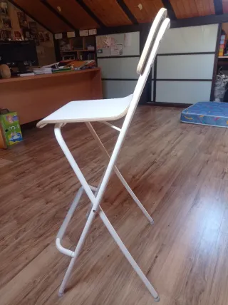 Taburete alto plegable a altura de encimera 63 cm