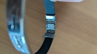 Pulsera de acero con diseño de lagartos