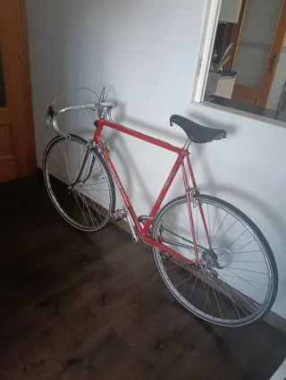 Bicicleta de carretera ROMANI roja