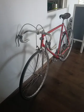 Bicicleta de carretera ROMANI roja