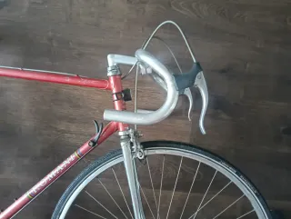 Bicicleta de carretera ROMANI roja