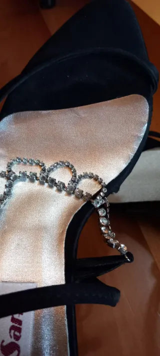 Sandalias con cadena de pedrería. Talla 40. MariSa