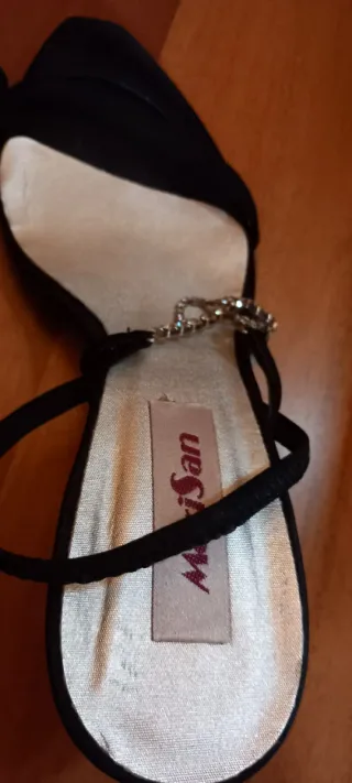 Sandalias con cadena de pedrería. Talla 40. MariSa