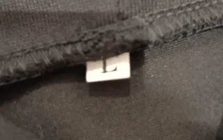 Sudadera Negra con Cremallera y Estampado