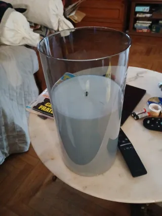 Candela in vetro trasparente e plastica