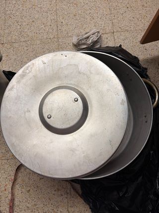 Olla grande de metal
