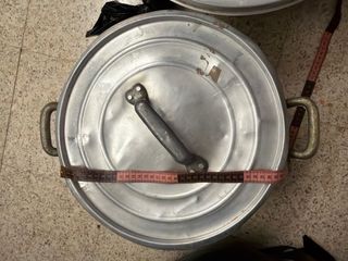 Olla grande de metal