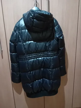 Plumífero negro con capucha