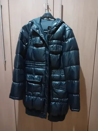 Plumífero negro con capucha