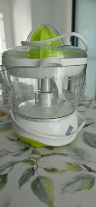 Exprimidor eléctrico blanco y verde