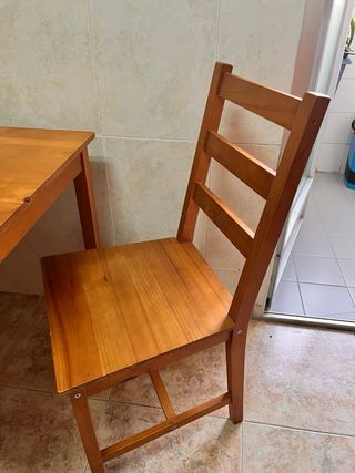 Mesa de cocina de madera con 4 sillas