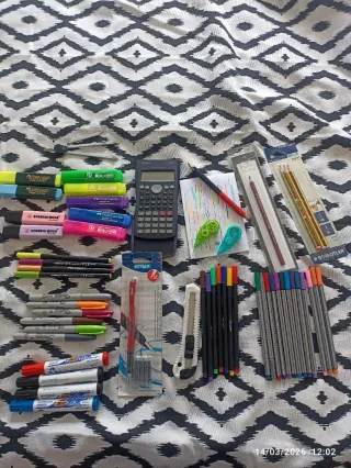 Lote papelería: Marcadores, calculadora, lápices