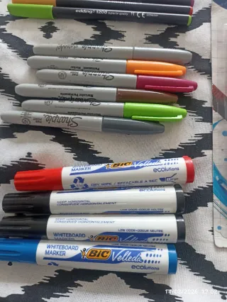 Lote papelería: Marcadores, calculadora, lápices