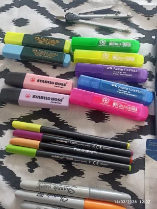 Lote papelería: Marcadores, calculadora, lápices