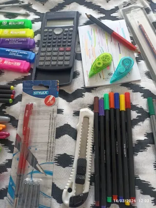 Lote papelería: Marcadores, calculadora, lápices