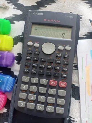 Lote papelería: Marcadores, calculadora, lápices