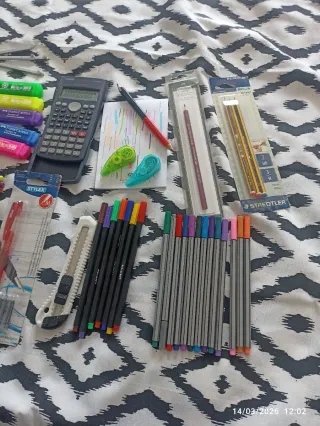 Lote papelería: Marcadores, calculadora, lápices