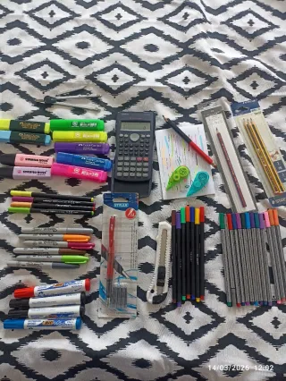 Lote papelería: Marcadores, calculadora, lápices