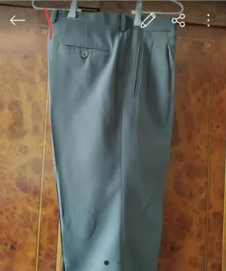 Traje de caballero gris con corbata