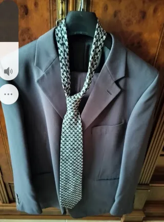 Traje de caballero gris con corbata