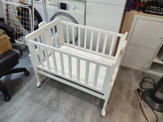 Minicuna bebé blanca con ruedas