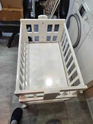 Minicuna bebé blanca con ruedas