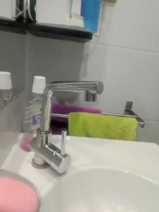 Grifo de lavabo metálico plateado